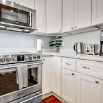 1Br Condo In Lgd Balcony Walk To Top Spots