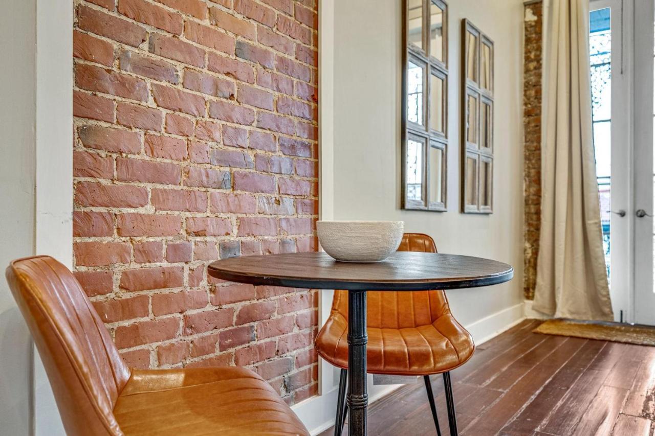 1br In Lgd Balcony Walk To Spots